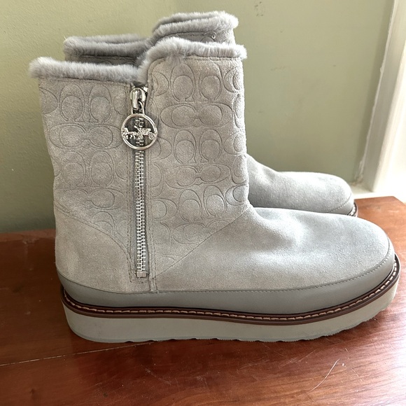 Brand new, never worn Coach ladies boots size 8.5 - Picture 2 of 5